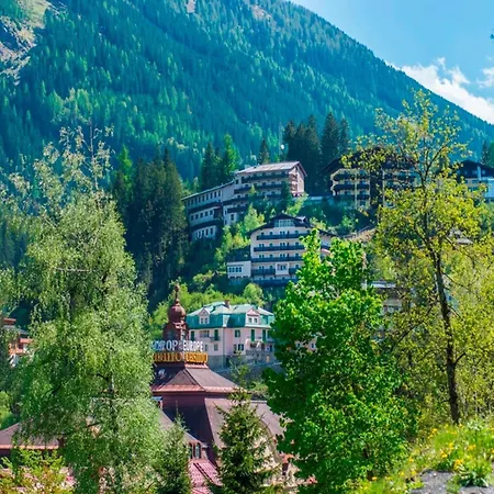 Lavish Nearby Tourist Attractions Apartment