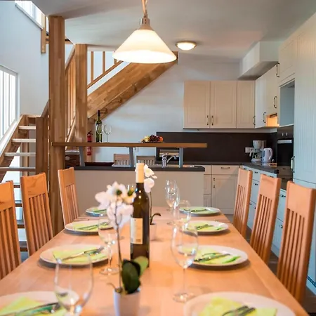 Apartment Lavish Nearby Tourist Attractions